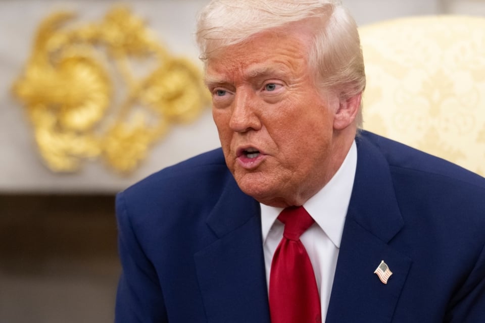 Trump toma sorpresiva acción en contra de Biden; cuestiona validez de documentos firmados con Autopen