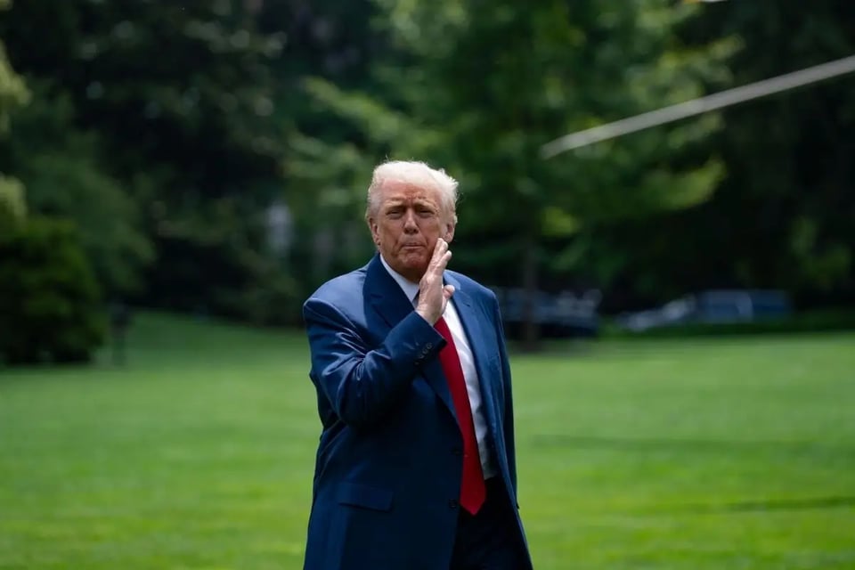 Trump hace gestos obscenos a trabajador de Ford que le gritó: «protector de pedófilos»
