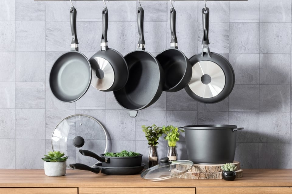 Retiran utensilios de cocina por riesgo de plomo que podría filtrarse en los alimentos