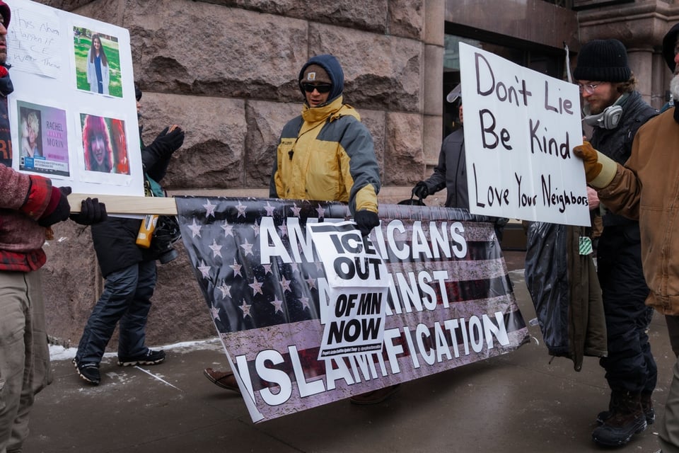 Arrestan a manifestantes tras protesta en iglesia de Minnesota