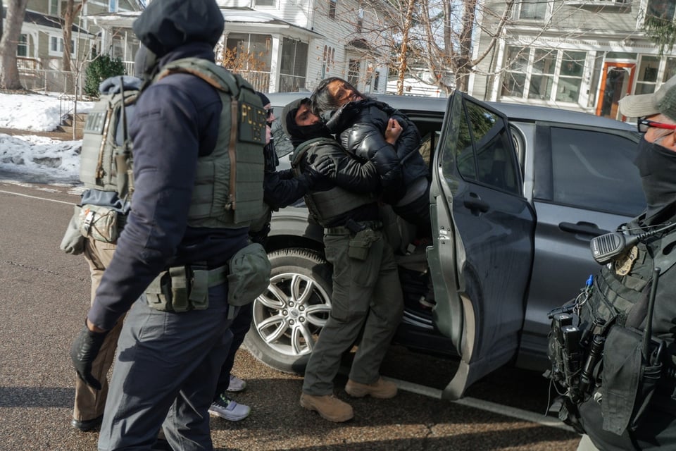 ICE arresta a madre mientras iba al trabajo y su hijo muere dos días después