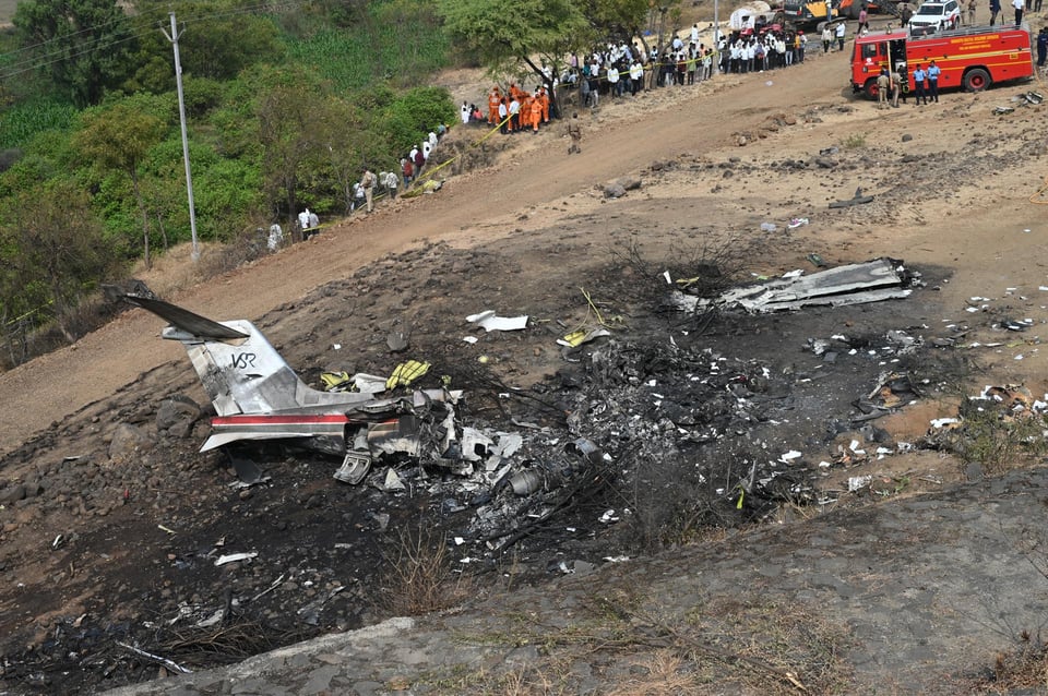 Avión explota al desplomarse y deja varios muertos en india