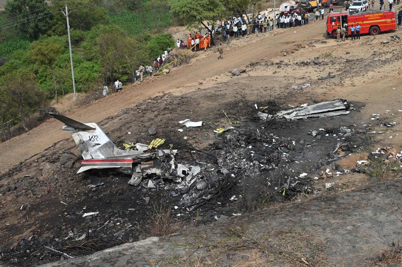 Avión explota al desplomarse y deja varios muertos en india