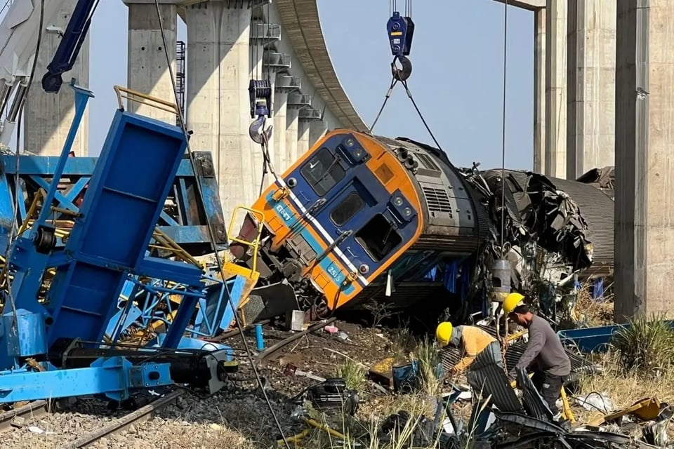 Grúa cae sobre tren en movimiento en Tailandia: Al menos 22 muertos y 30 heridos