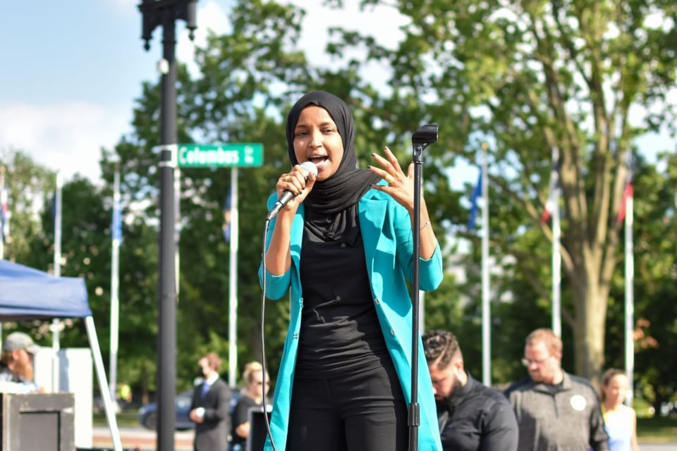 Grave: Rocían con líquido a congresista Ilhan Omar en Minneapolis
