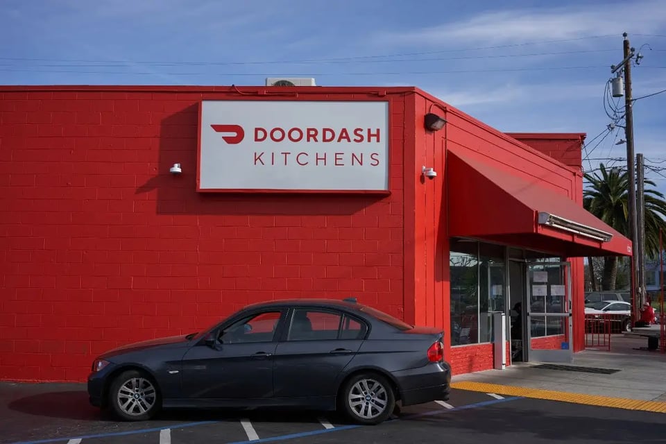 ¿Cuánto puedes ganar manejando para DoorDash, Uber o Instacart en tu ciudad?