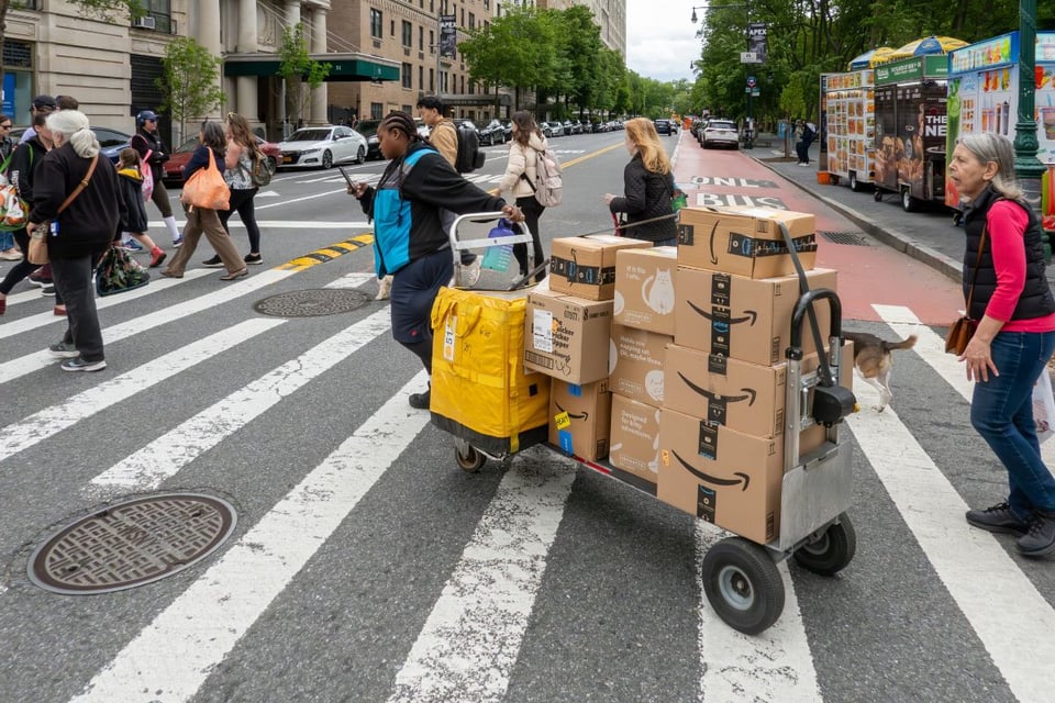 Malas noticias de Amazon: despedirán a 16.000 trabajadores para usar IA y aumentar eficiencia