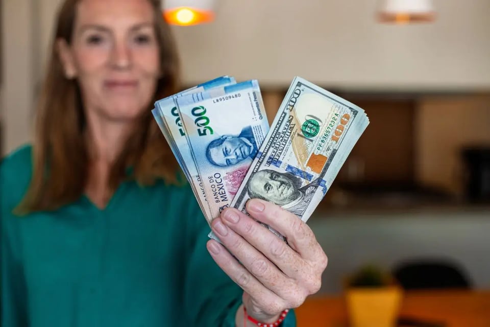 Dólar hoy en México baja ¿Afectará el envío de dinero desde EE.UU.?