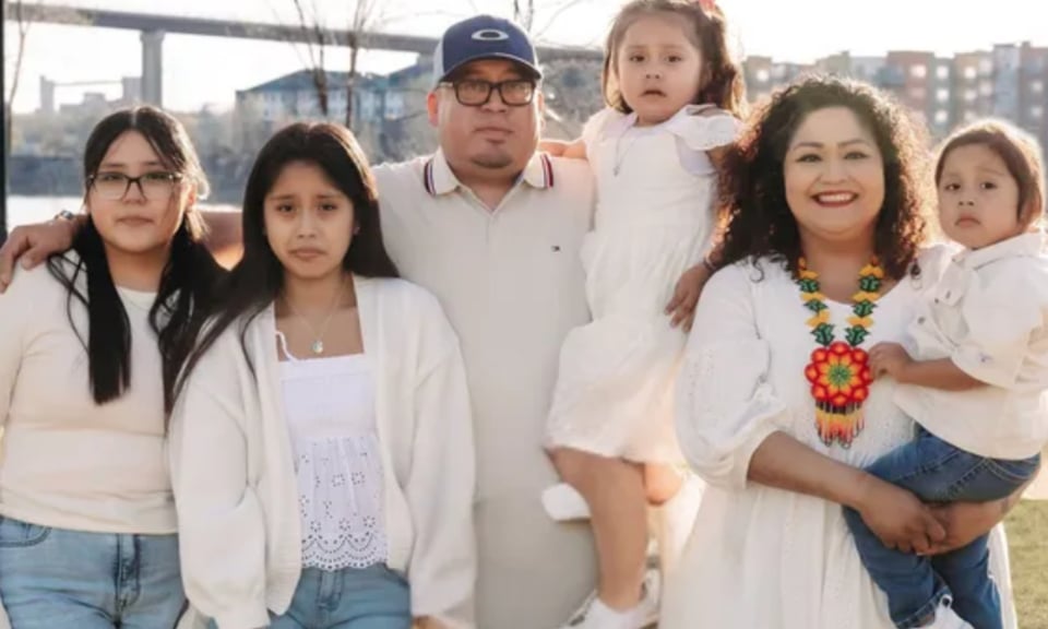 Cuatro niños hispanos quedan sin padres tras la muerte de su madre y la detención de su padre por ICE