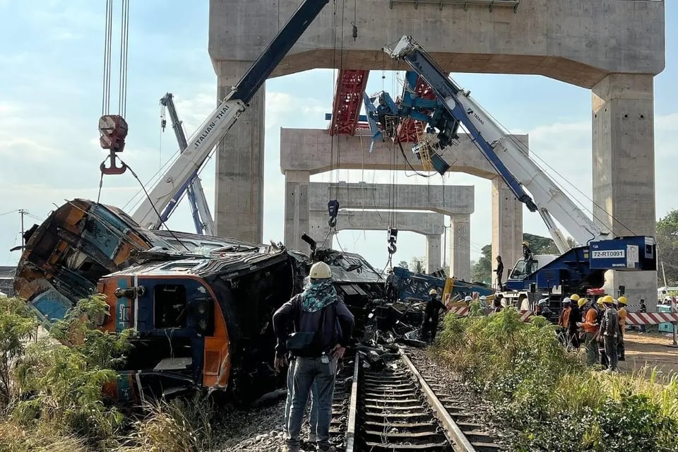 grúa cae sobre tren