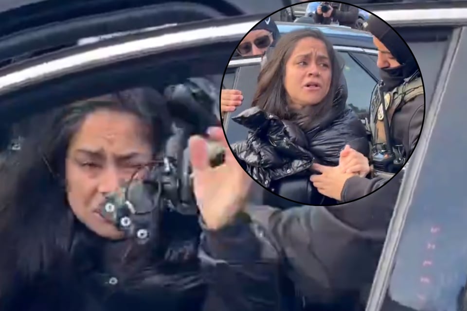 Agentes de ICE sacan a una mujer de su auto durante protesta