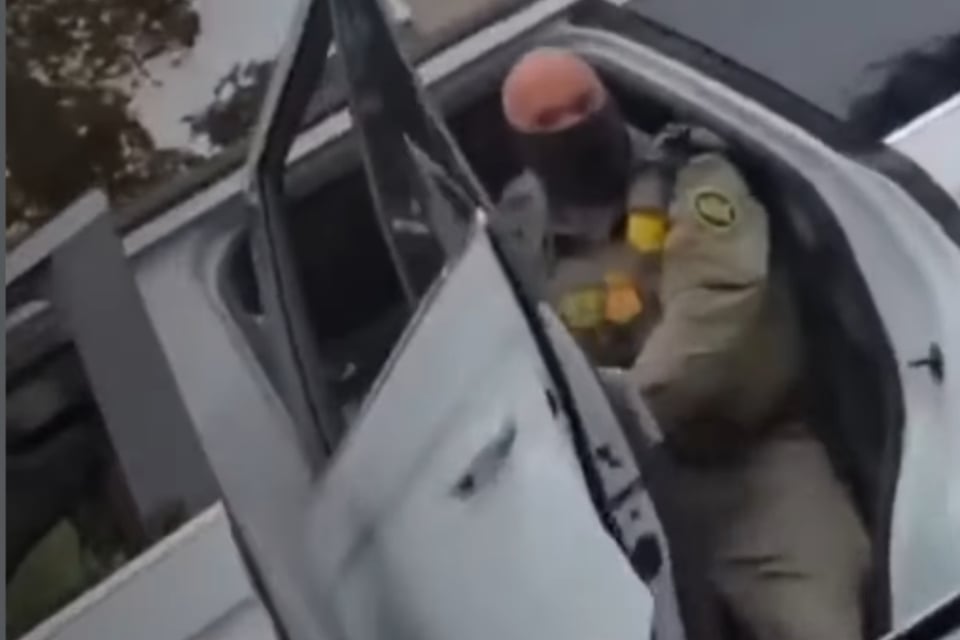 Mexicano, ICE, Instagram MundoNOW, Mexican Man Confronts ICE Agents and Challenges Them