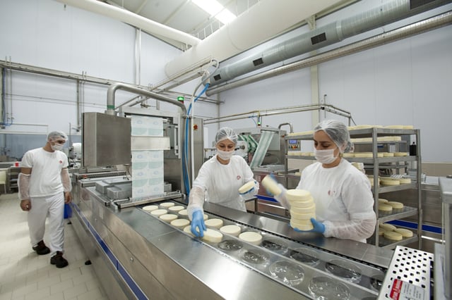 Trabajadora muere tras quedar enganchada a máquina mientras operaba en una planta de lácteos