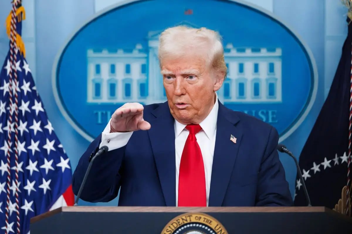 Trump exige a los bancos bajar al 10% los interés de tarjetas de crédito