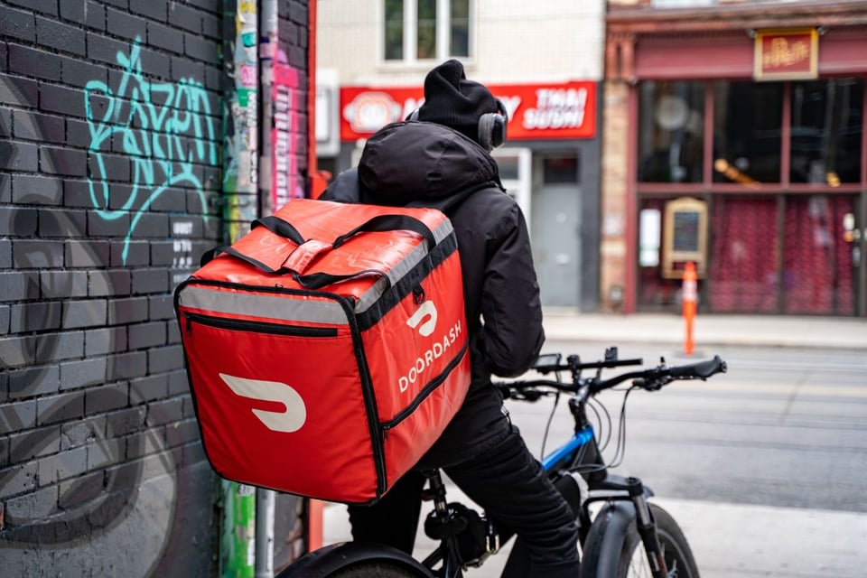 Arranca ley de propinas en Nueva York ¡Hay advertencias de DoorDash y Uber!