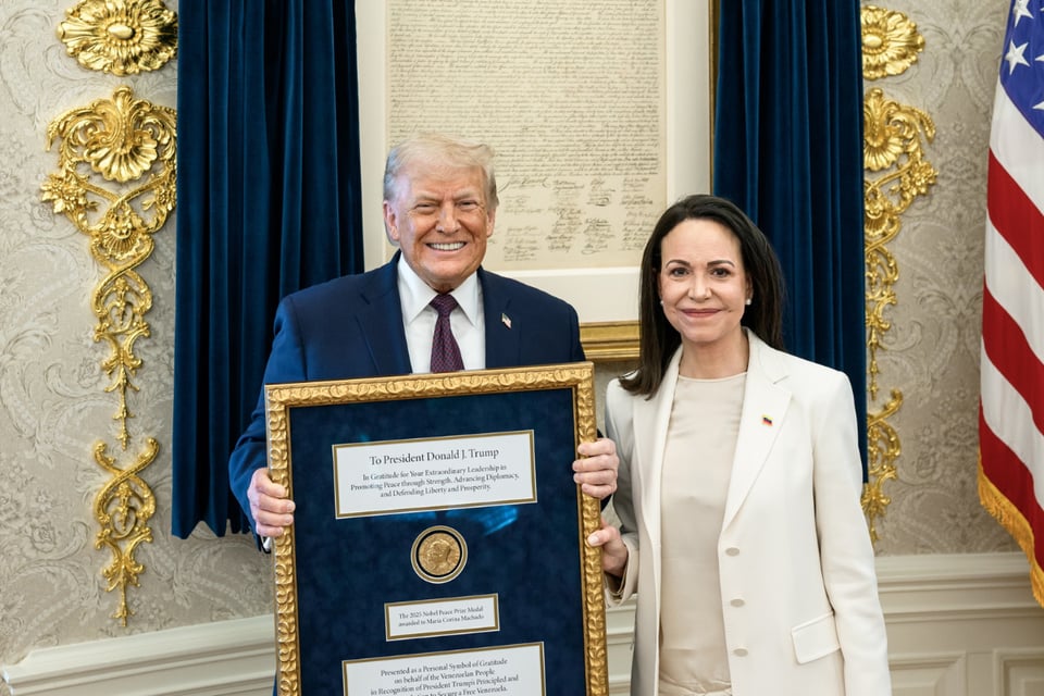 María Corina Machado entrega a Trump la medalla del Nobel