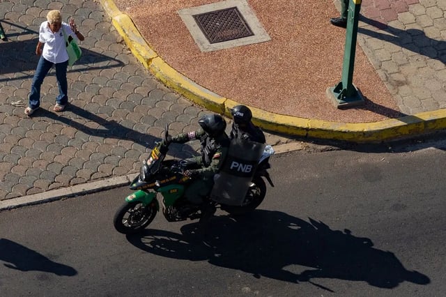 Régimen de Venezuela ordena arrestar a quien apoye ataque de EE.UU.: Detienen a más de 20 periodistas