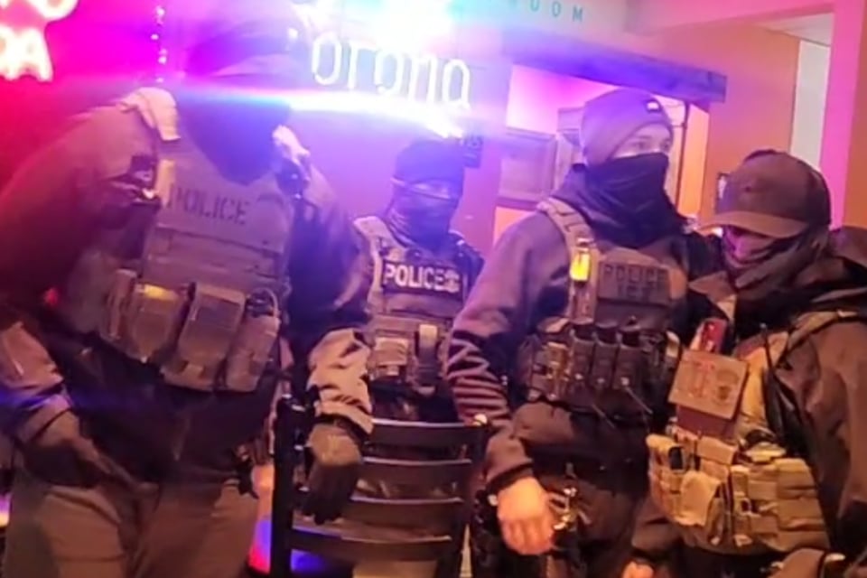 Agentes federales abandonan restaurante tras reclamos de clientes