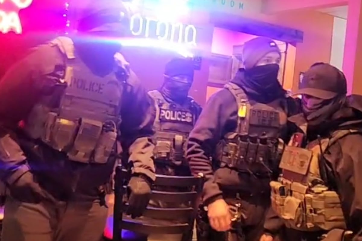 Agentes federales abandonan restaurante tras reclamos de clientes