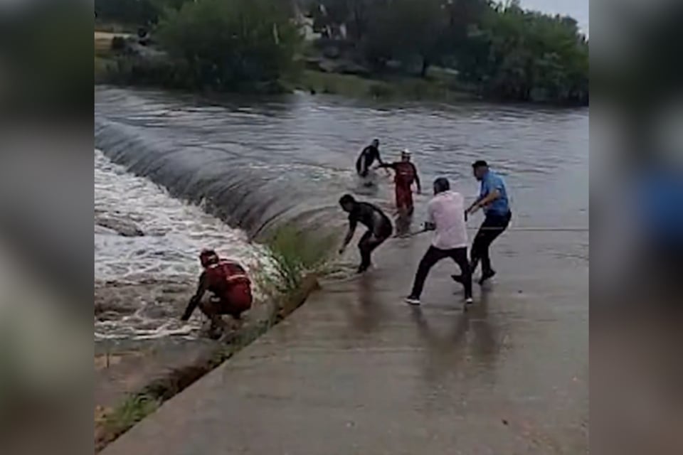 Rescatan a motociclista atrapado en río crecido en Argentina