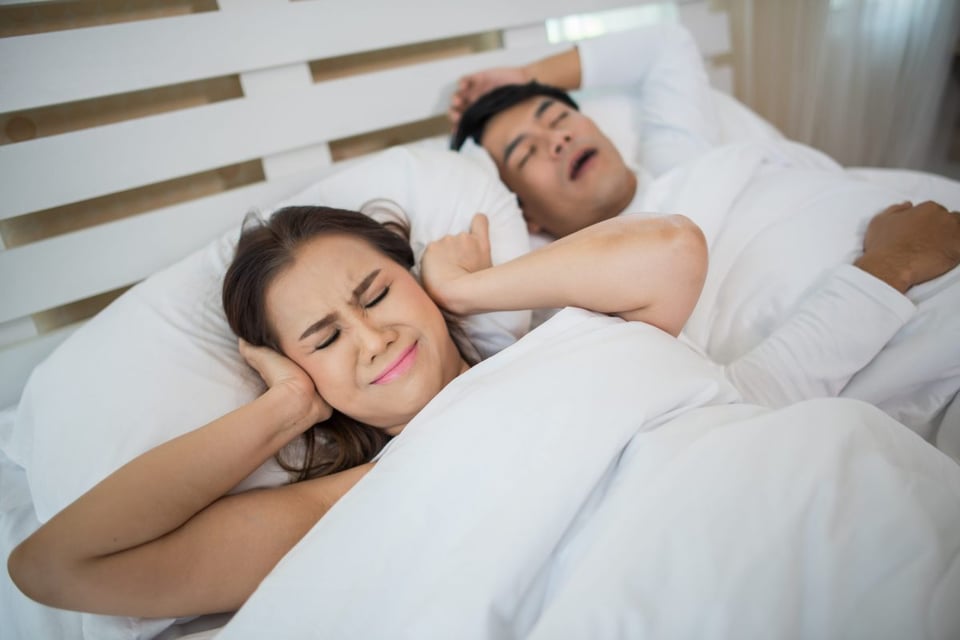 ¿Dormir juntos se volvió imposible? Qué son los ronquidos, soluciones y cómo influyen en tu relación!