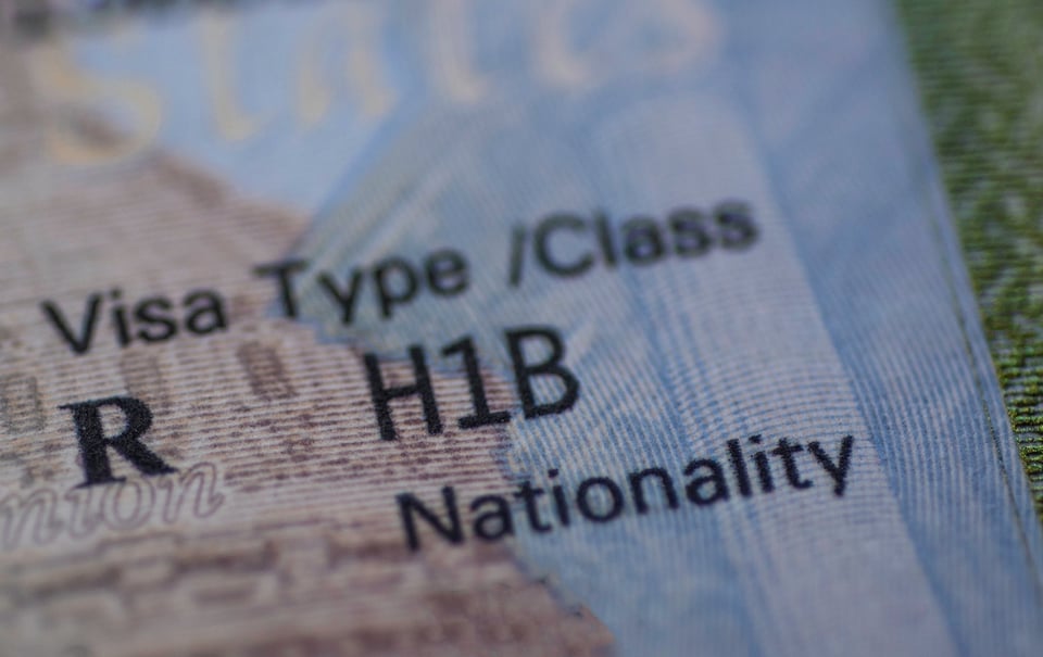 Texas frena visas H-1B y sacude a universidades