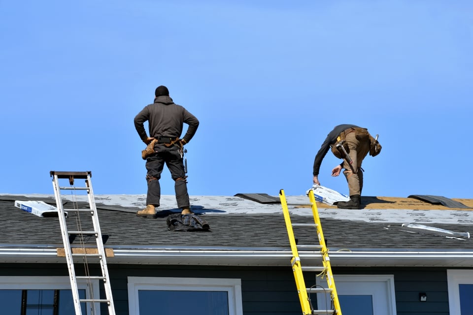 ICE persigue a trabajadores en techos de casas en Los Ángeles