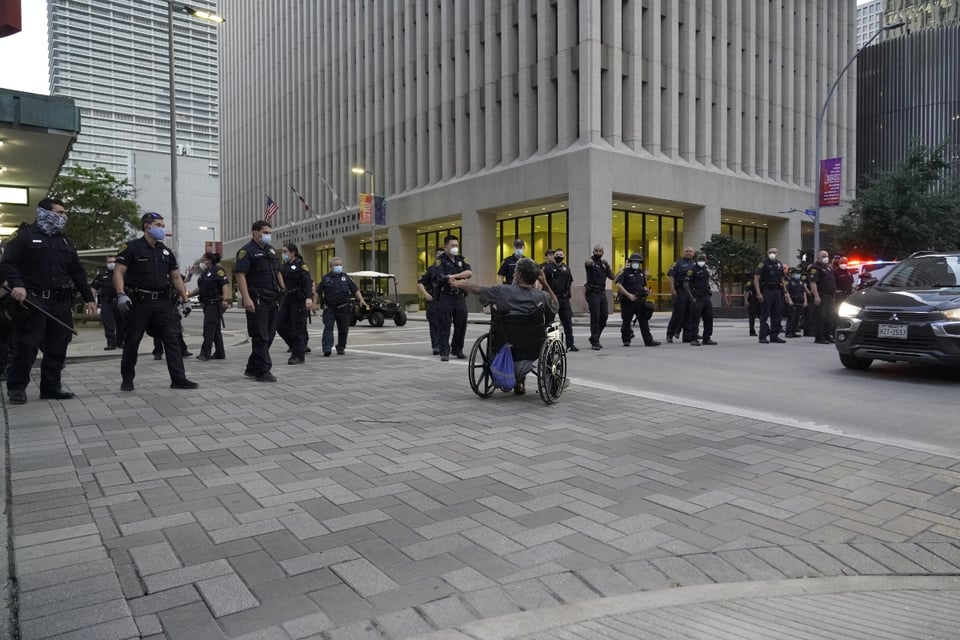 Centro migratorio de Texas enfrenta protesta por detención de menor