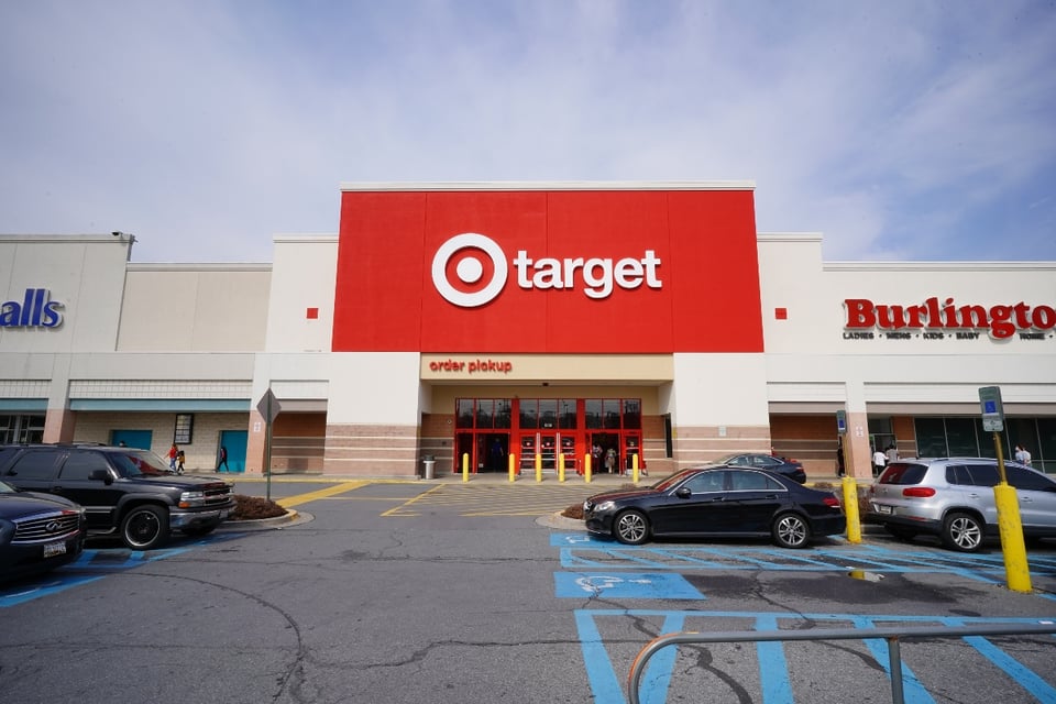 CBP irrumpe en tienda Target y detiene a dos trabajadores