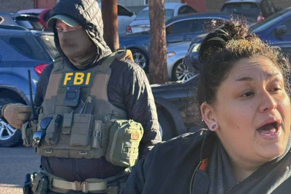 Madre enfrenta operativo migratorio con hija en brazos