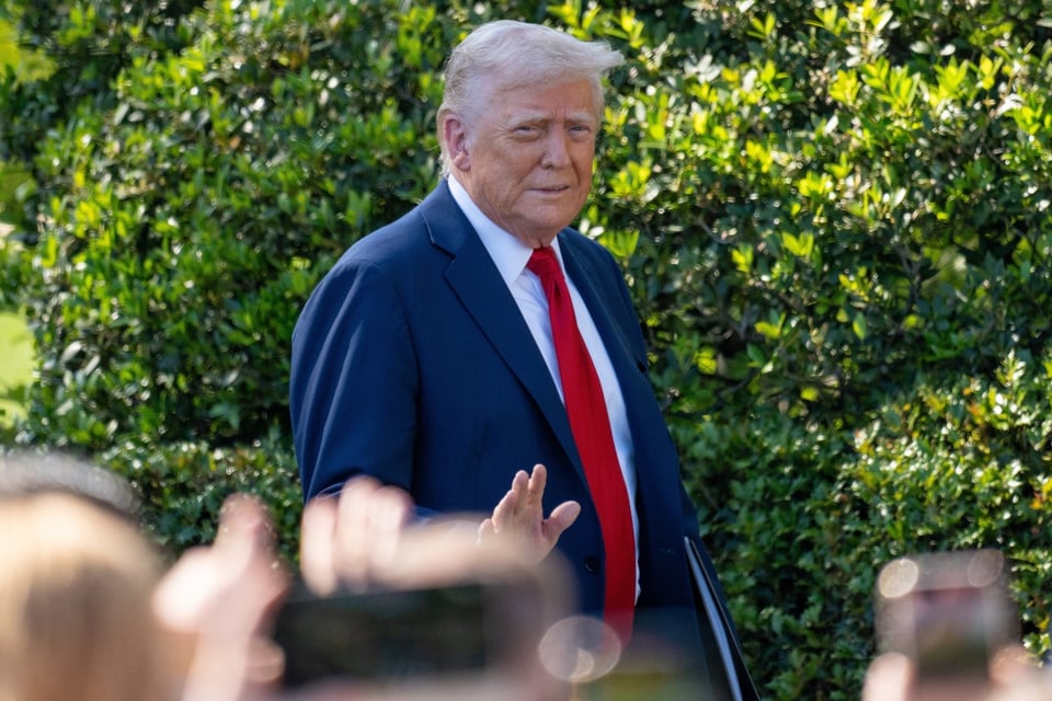 Trump llama “lunáticos” a manifestantes y defiende a Kristi Noem