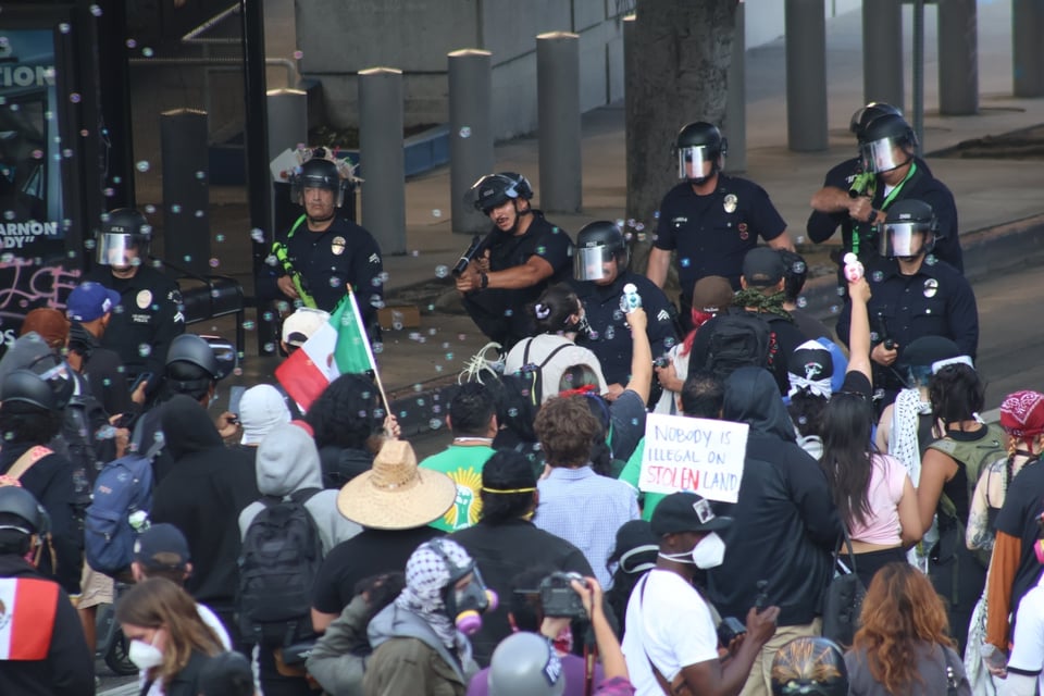 Protesta contra ICE en Los Ángeles termina en vandalismo en sus instalaciones