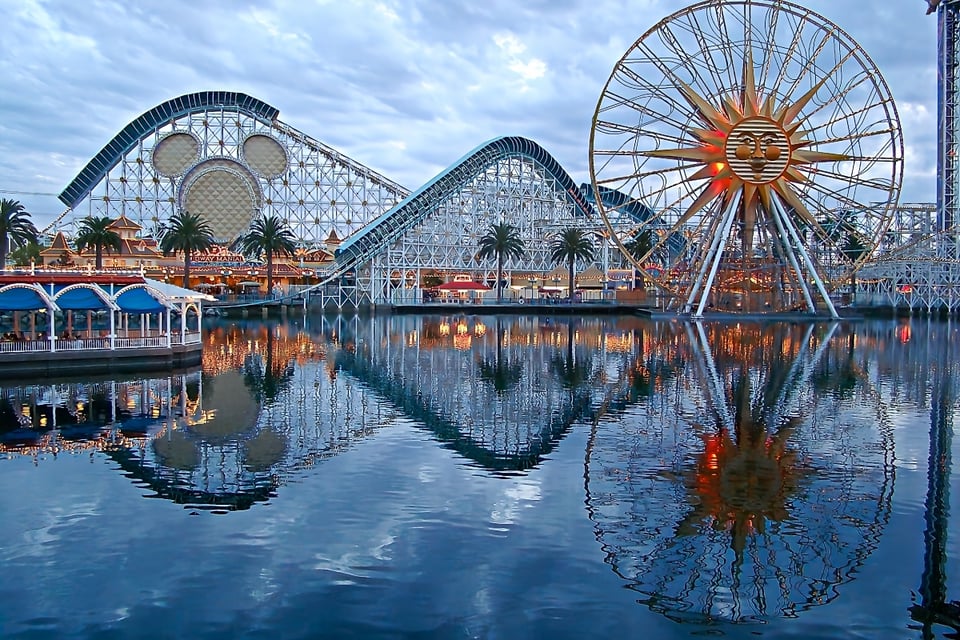 Pelea en Disneyland deja visitante herido en plena fila