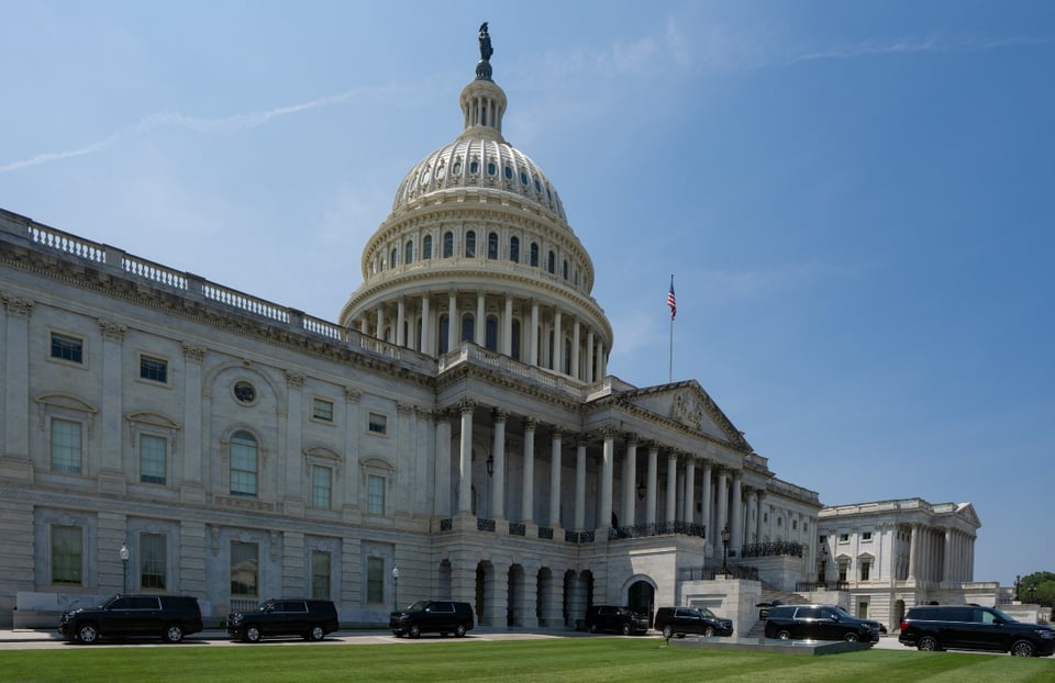 Senado busca bloquear plan militar de Trump