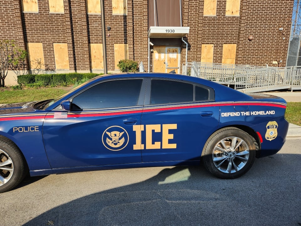 Decenas de vehículos de ICE aparecen en estacionamiento de Kansas City