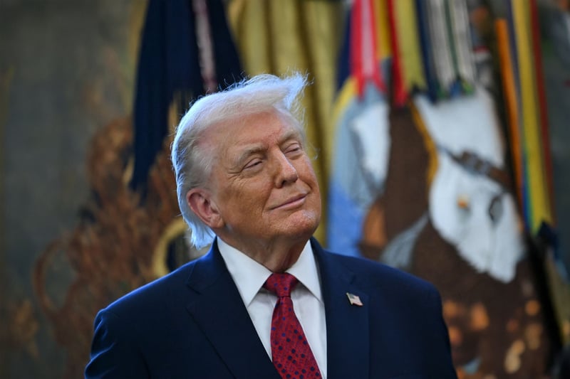 Trump explica por qué cierra los ojos en reuniones del gabinete