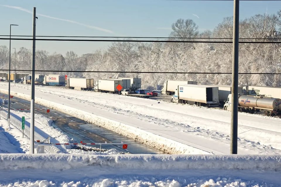 tormenta de nieve en autopista