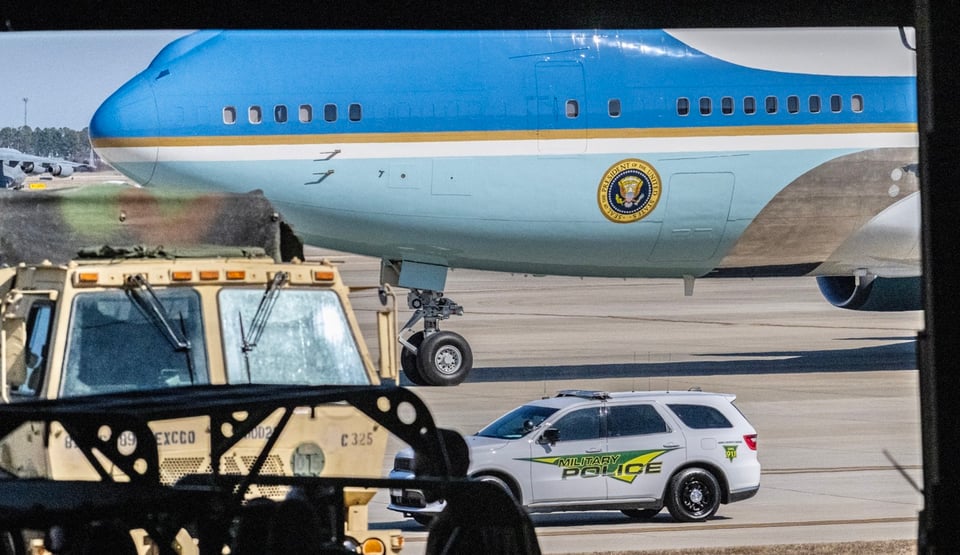 Trump impone dorado en el Air Force One y rompe tradición histórica