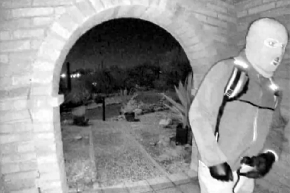 FBI revela imágenes del sospechoso en desaparición de Nancy Guthrie
