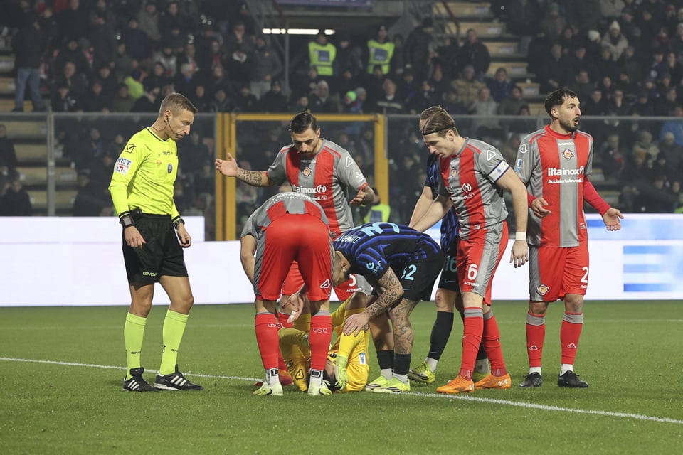 Escándalo en Serie A: partido suspendido por explosivo featured image