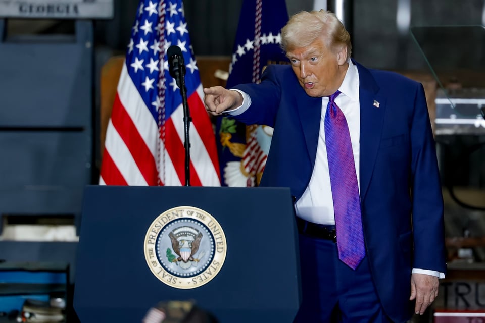 Trump ordena revelar archivos secretos sobre OVNIs y extraterrestres