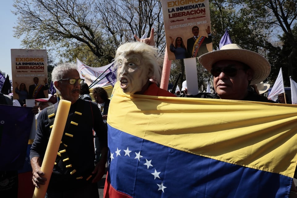 Manifestantes recrean arresto de Trump frente a embajada de EE.UU.