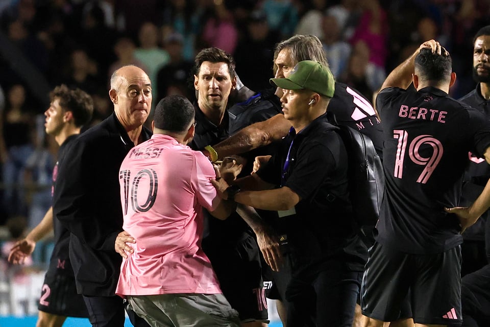 DERRIBAN A LEO MESSI Fans entraron al campo y ¡Casi lo rompen!