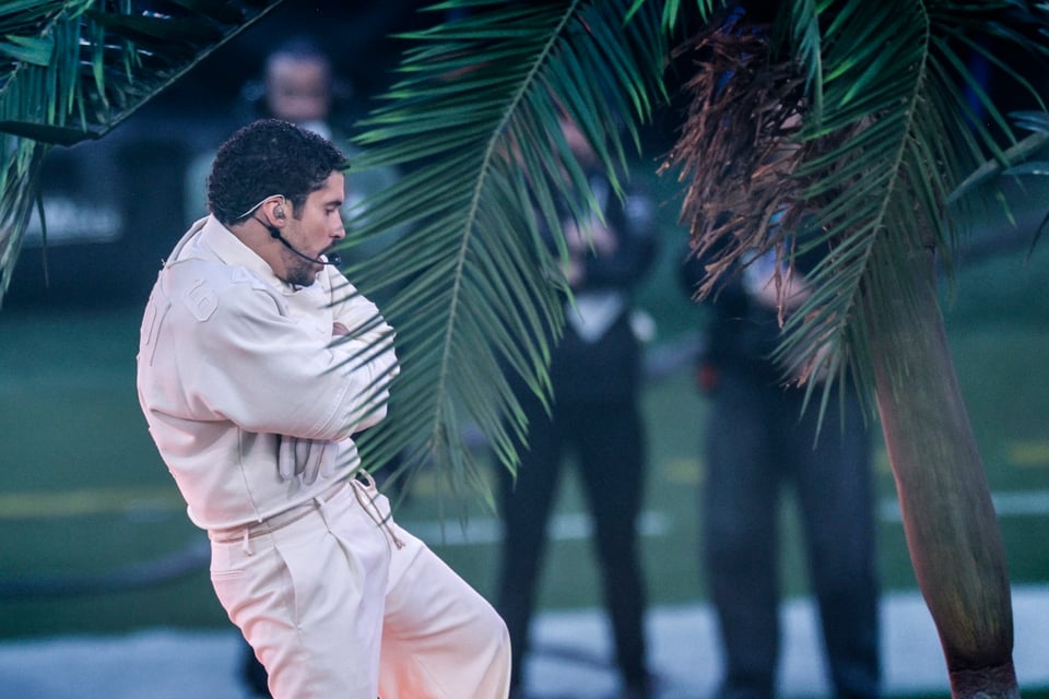 Bad Bunny y el gesto con un niño que nadie ignoró en el  Super Bowl, Bad Bunny Super Bowl political gesture