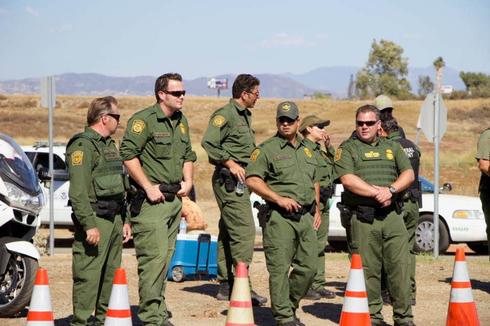 Supervisor de CBP enfrenta cargos federales por presuntamente albergar a inmigrante sin estatus legal