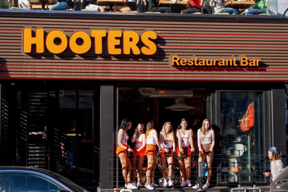 Hooters anuncia cierre