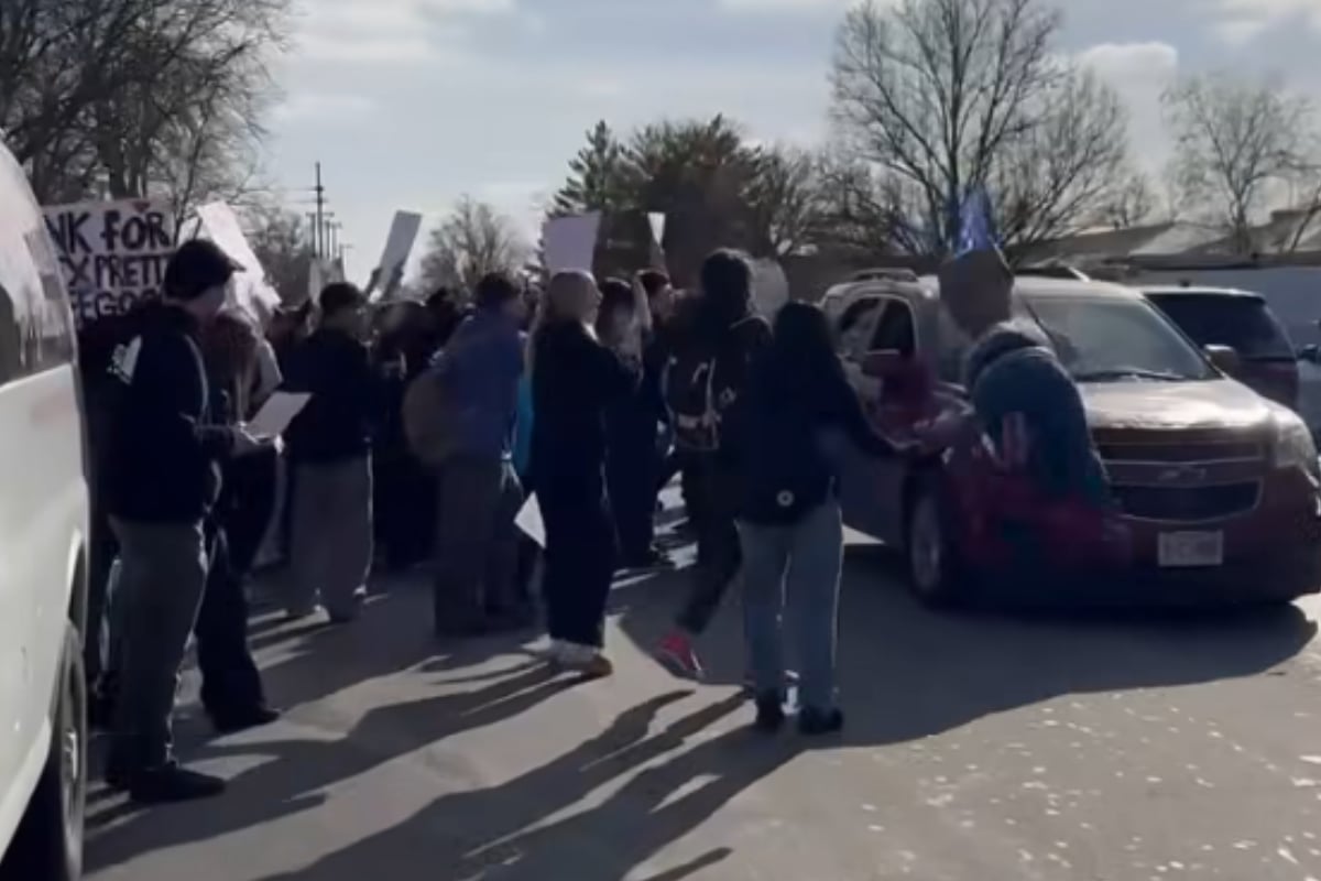 Auto con bandera de Trump embiste a joven manifestante