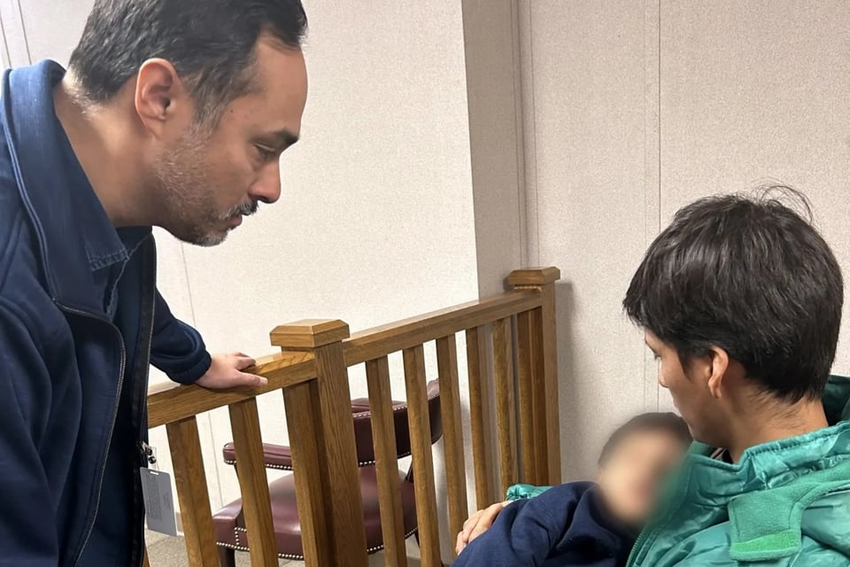 Padre e hijo de 5 años detenidos por ICE abordan avión y regresan a Minnesota