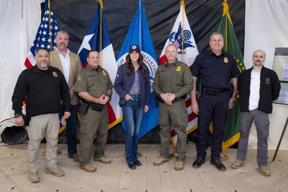 Noem recorre la frontera sur en plena polémica migratoria