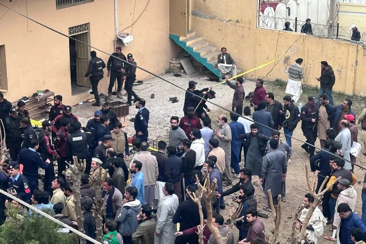 Cuatro detenidos tras atentado mortal en mezquita de Pakistán